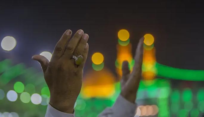  زائران در کربلا با خواندن دعاهایی چون دعای شفا و زیارت عاشورا، به دنبال آرامش روحی و برآورده شدن حاجات خود هستند. این دعاها تأثیر عمیقی بر روح و جان افراد دارند. 