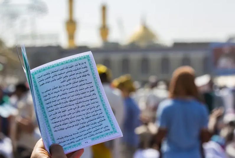 در کربلا، دعاهایی مانند دعای علقمه و دعای فرج به عنوان نمادهای عشق به اهل بیت (ع) شناخته می‌شوند. 