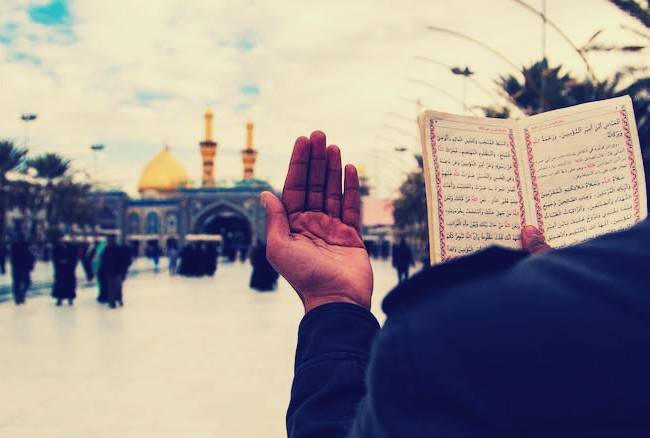 در کربلا، دعاهایی چون دعای توسل و دعای احزاب به عنوان راهی برای نزدیکی به خداوند شناخته می‌شوند. زائران با خواندن این دعاها، یاد شهدای کربلا را زنده نگه می‌دارند.