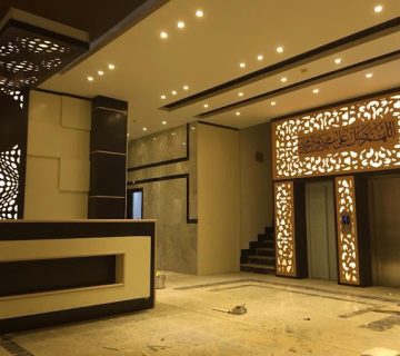 در هتل عطر الجنه کربلا، زائران می‌توانند از آرامش و زیبایی محیط لذت ببرند. این هتل با دسترسی آسان به حرم، تجربه‌ای خاص از سفر معنوی را ارائه می‌دهد.