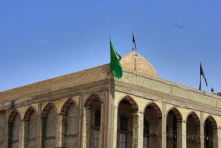 نمایی از مرقد صافی صفا در روز بارانی