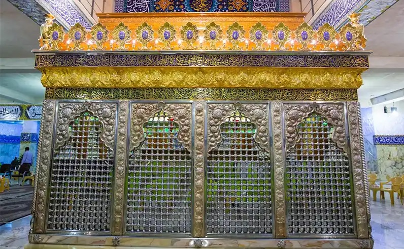 تصویر زیبای شب مرقد صافی صفا با چراغها