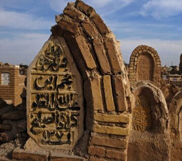 نمایی از تابلوهای راهنما در قبرستان