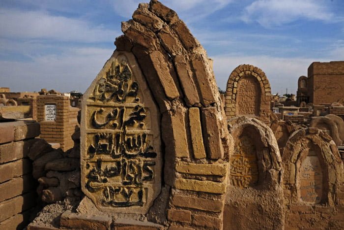 نمایی از تابلوهای راهنما در قبرستان