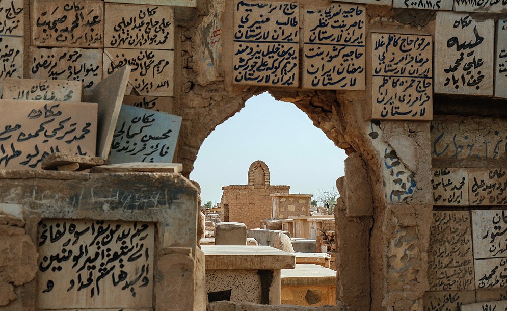 نمایی از سنگ قبرهای تاریخی در وادیالسلام