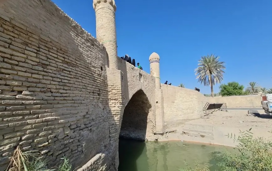 زائران در حال عبور از پل سفید کربلا