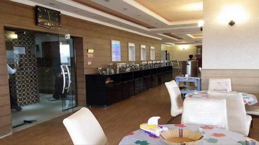 رستوران هتل عالم القمر با غذاهای محلی