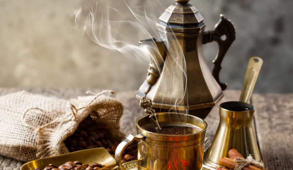 آداب گرفتن فنجان قهوه عربی