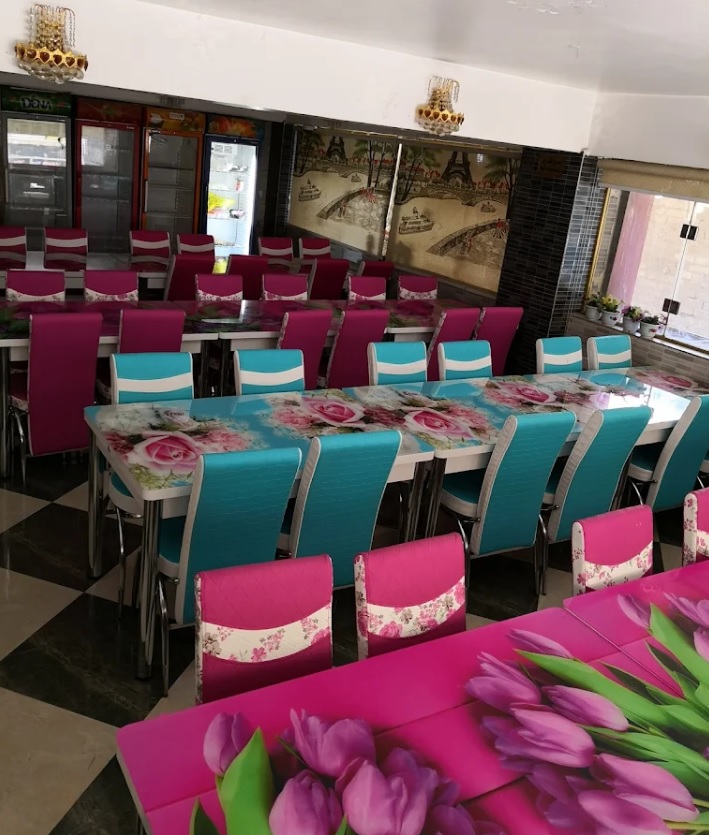 رستوران هتل با غذاهای محلی