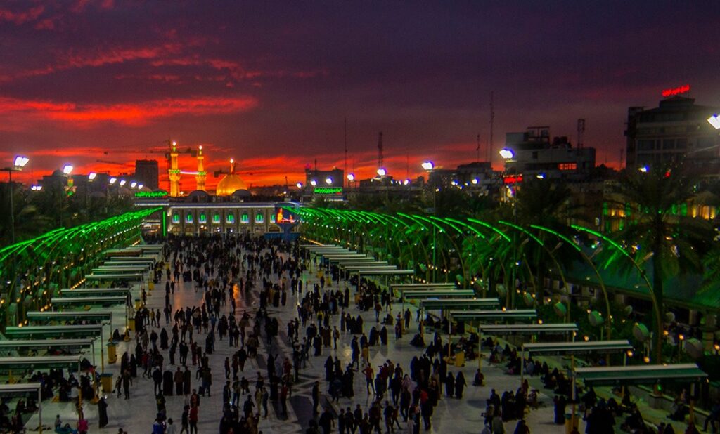 زائران در حال حرکت به سمت حرم