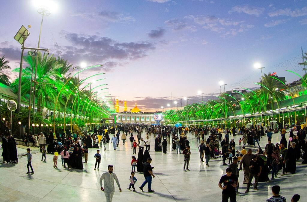 زائران در حال برگزاری مراسم دعا