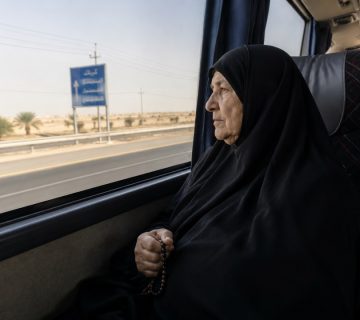 زائران سالمند در مسیر زیارتی