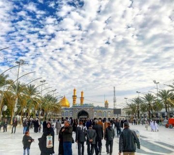 گروهی از زائران در حال برنامه‌ریزی نقشه مسیر سفر کربلا.