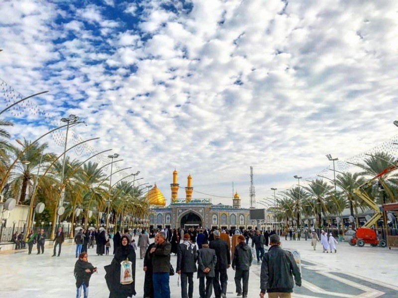 گروهی از زائران در حال برنامه‌ریزی نقشه مسیر سفر کربلا.