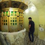 زائران در حال بازدید از منزل امام علی