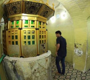 زائران در حال بازدید از منزل امام علی