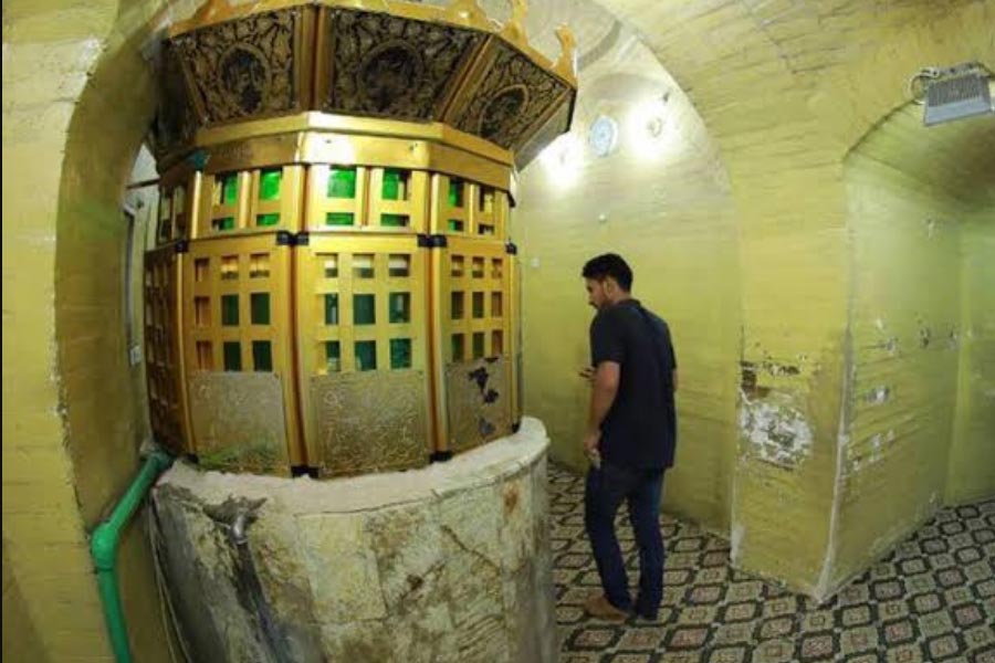 زائران در حال بازدید از منزل امام علی