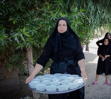 استقبال گرم خانواده عراقی از زائران در ورودی منزل