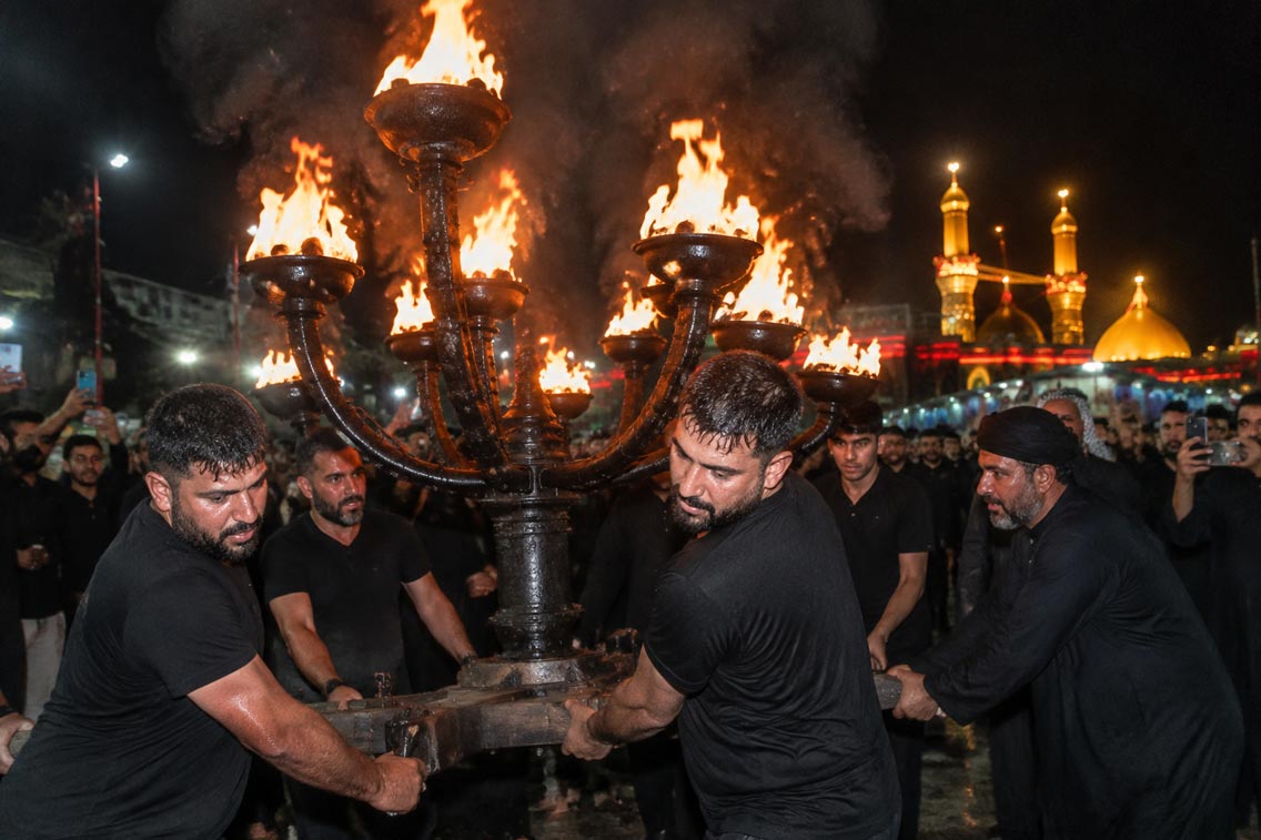 نمایی از مشعلهای روشن در حرم کربلا
