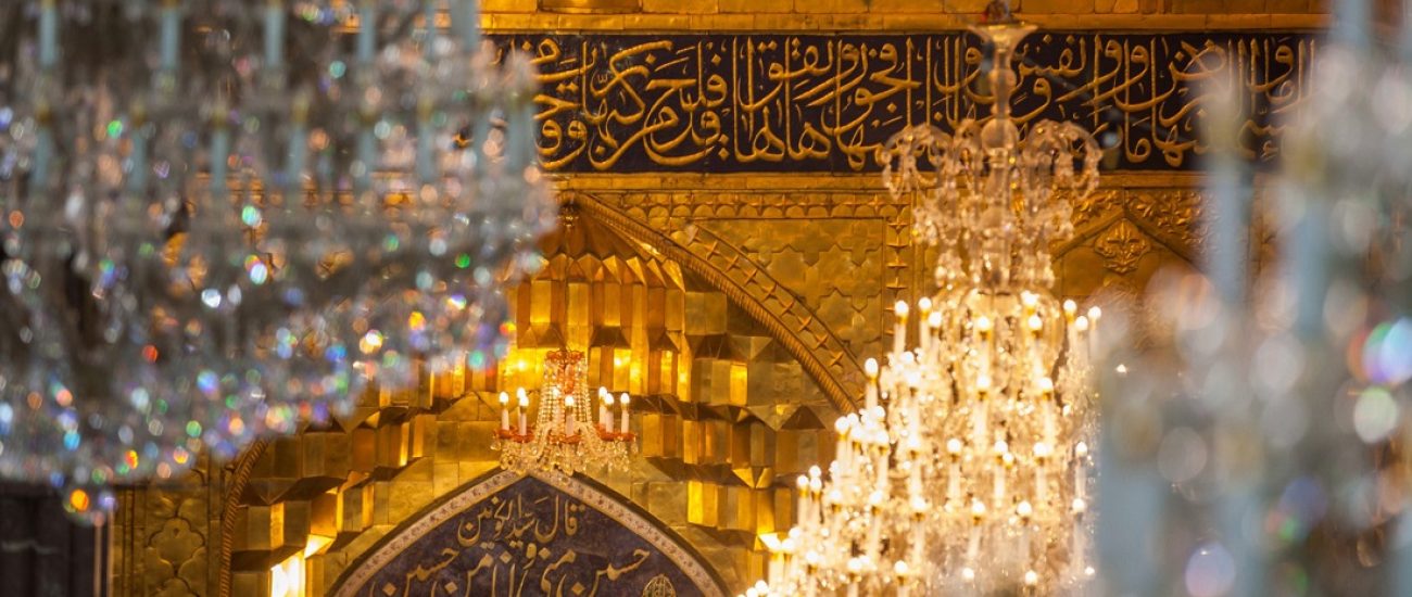 زائران در حال دعا در حرم امام حسین (ع)