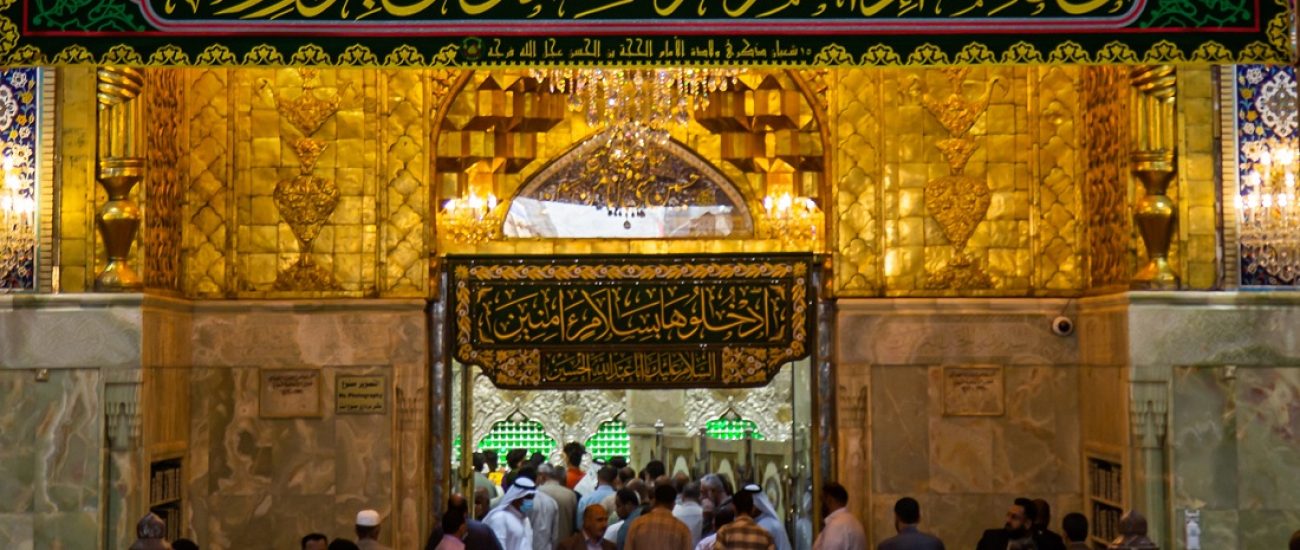 زائران در حال زیارت در کربلا